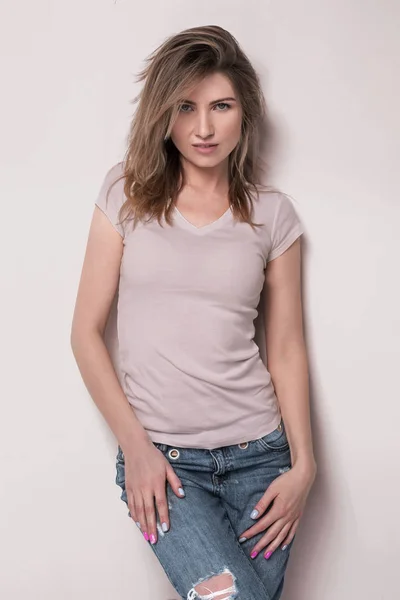 Feliz sorrindo bela jovem mulher em top branco e jeans — Fotografia de Stock