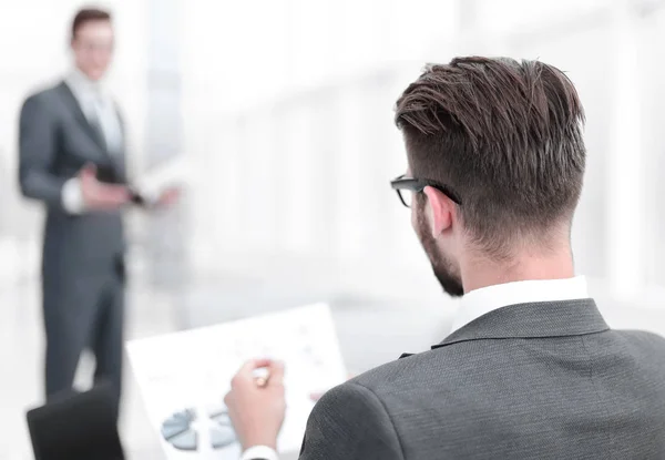 Stäng up.businessman diskutera finansiella rapport. — Stockfoto