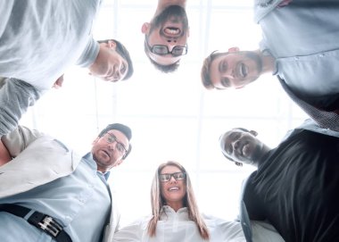 alt view.a bir grup genç insan stand birlikte, bir daire oluşturan