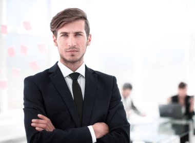 modern ofis arka plan üzerinde başarılı iş adamı