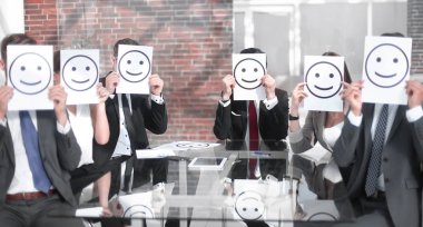Masada oturan smiley simgeleri iş takım tutar