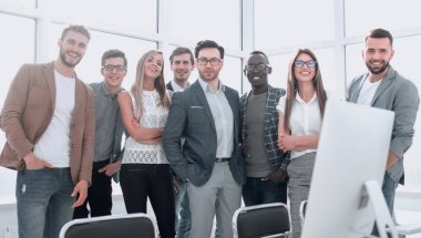 Uluslararası iş takım ayakta parlak bir ofiste