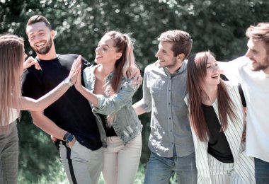 bir yürüyüş arkadaşlar, birbirlerine yüksek beş vermek