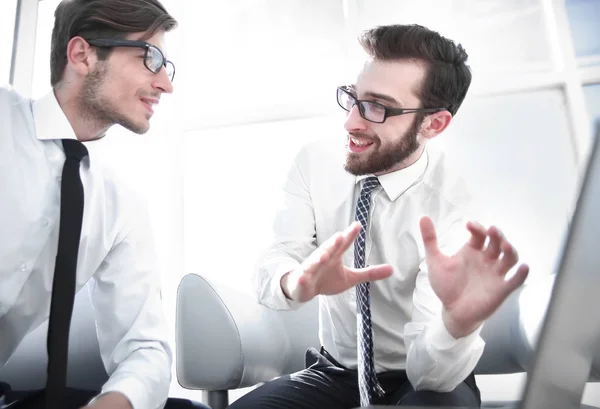 Empleados discutiendo nuevas ideas . —  Fotos de Stock