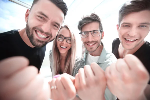 Amigos celebran la victoria en la oficina — Foto de Stock