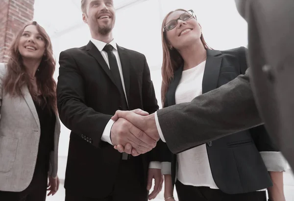 Affärsmän skakar hand i konferensrummet — Stockfoto