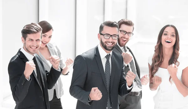 Equipe de negócios feliz em pé no escritório . — Fotografia de Stock