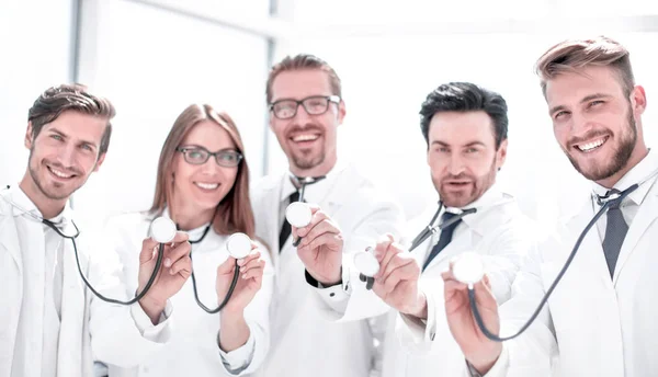Groupe de médecins tiennent leurs stéthoscopes — Photo