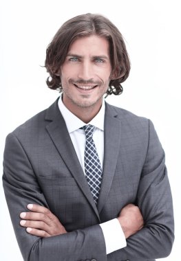 Mutlu genç adam şık bir takım elbise giymiş siyah saçlı