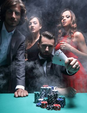 Erkekler ve kadınlar casino poker oynamaya konsantre