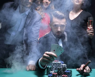 Dört kişi şampanya rulet Casino ile kızartma