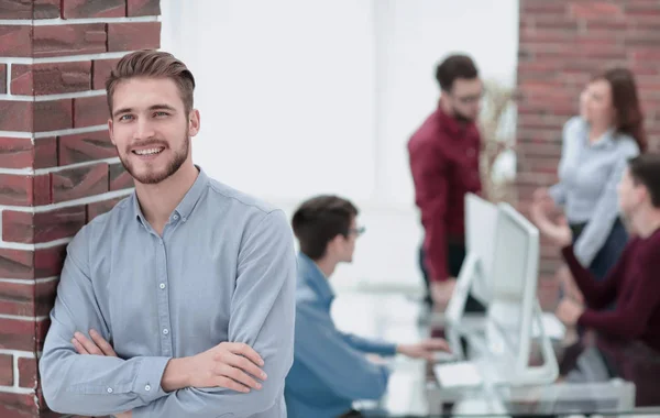 Guapo sonriente confiado retrato de hombre de negocios. — Foto de Stock