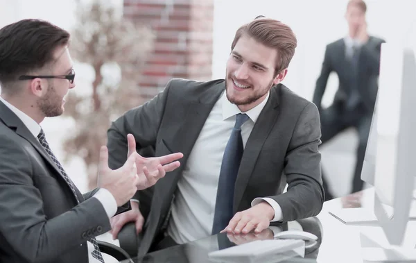 Selbstbewusste Partner diskutieren Ideen, planen Projekte — Stockfoto