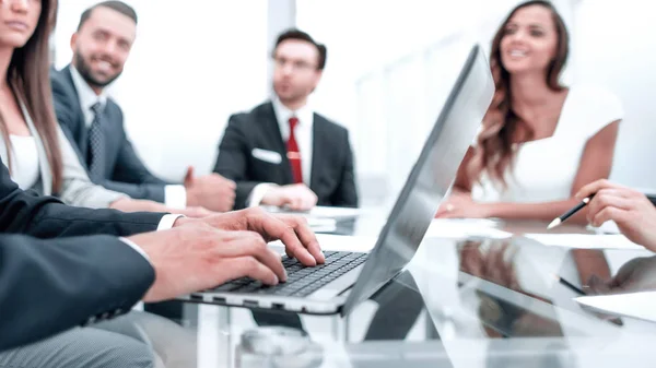 Empresário usando laptop durante uma reunião do Conselho de Administração — Fotografia de Stock