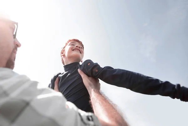 Stylisé photo.a heureux père tient son fils dans ses mains — Photo