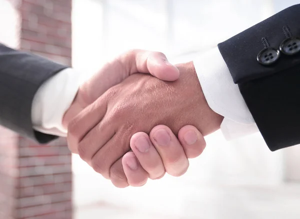 Stretta di mano ravvicinata dei partner commerciali — Foto Stock