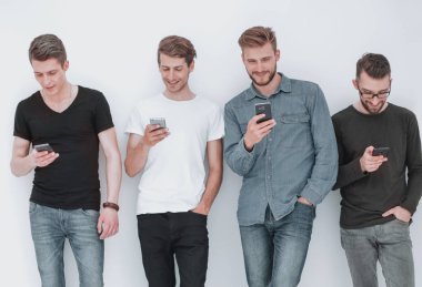 Tamamen büyümüş. Akıllı telefonları olan bir grup arkadaş.
