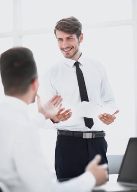 Ofiste bir şey tartışırken iki iş adamları