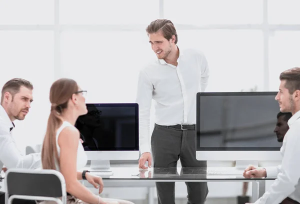 Équipe d'affaires travaille dans un bureau moderne — Photo