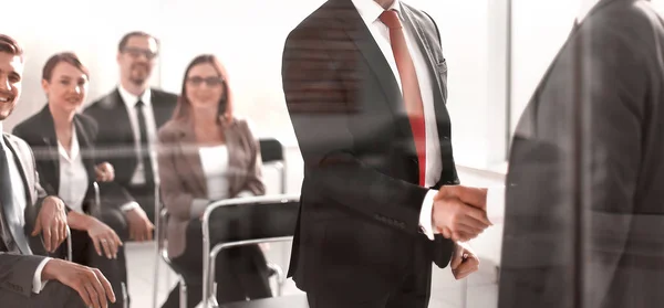 Poignée de main aux partenaires commerciaux lors de la réunion dans la salle de conférence — Photo