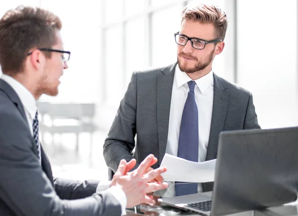 Zakenpartners die zakelijke documenten bespreken. — Stockfoto