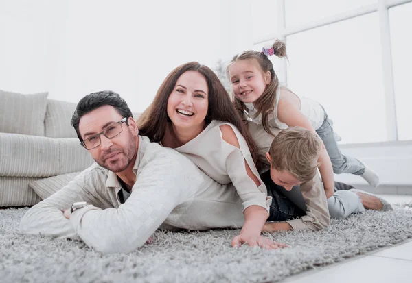 Família feliz em casa passar o tempo juntos — Fotografia de Stock