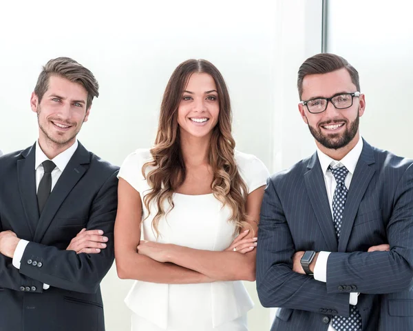 Équipe d'affaires professionnelle debout ensemble dans le bureau . — Photo