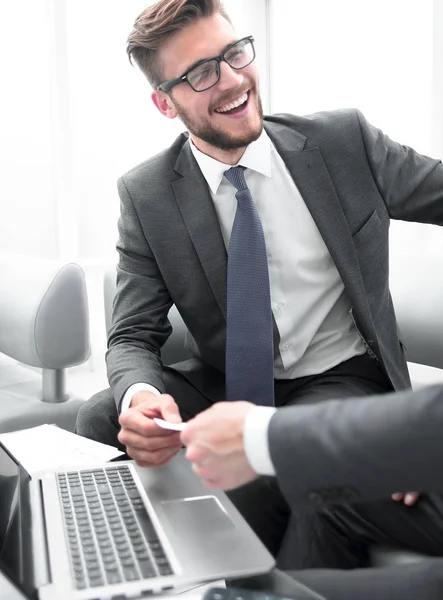 Κλείσε. χαμογελαστός δικηγόρος δίνει την επαγγελματική του κάρτα στον επιχειρηματία — Φωτογραφία Αρχείου