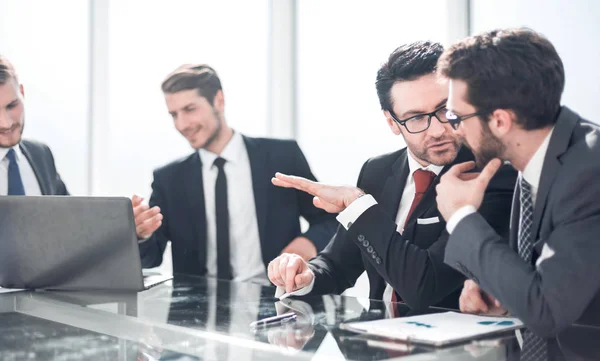 Mensen uit het bedrijfsleven bespreken van de voorwaarden van de nieuwe Europeseverbintenissen — Stockfoto