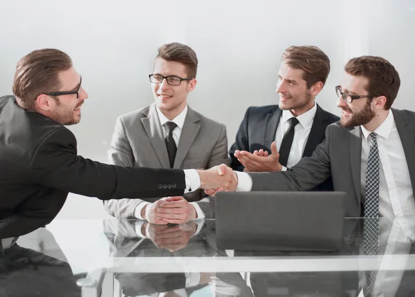 I dipendenti si salutano con una stretta di mano — Foto Stock