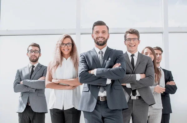 Ledare och business team ställning i rymliga kontor — Stockfoto
