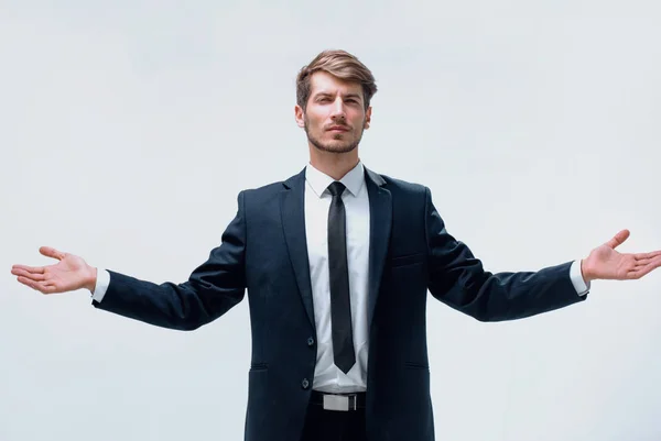 De man staat en spreidt zijn handen — Stockfoto