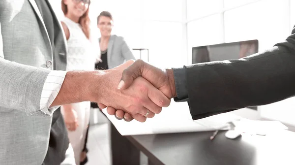 Close up.architect and customer shaking hands in the main office — Stock Photo, Image