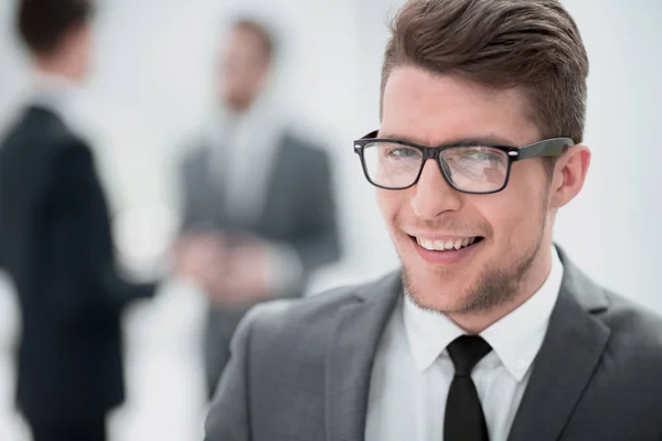 Nahaufnahme. das Gesicht eines jungen Geschäftsmannes im Büro. — Stockfoto