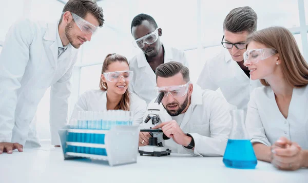 Experimento químico - científicos en laboratorio probando la vacunación — Foto de Stock