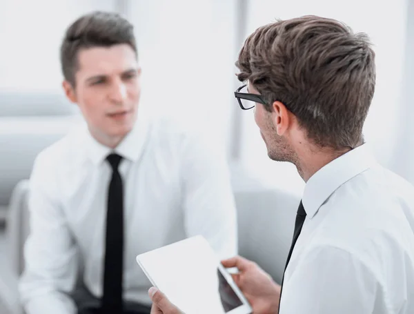 Close up.business colegas usando um tablet digital no local de trabalho . — Fotografia de Stock