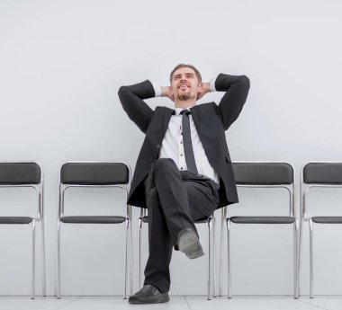 bir ofis koridorunda oturan bir işadamı hayal