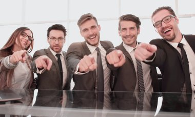 İşadamları önüne işaret onların ofis