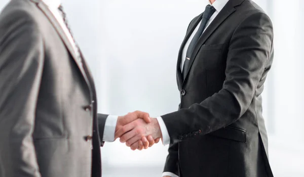 Vänligt handslag mot affärspartners — Stockfoto