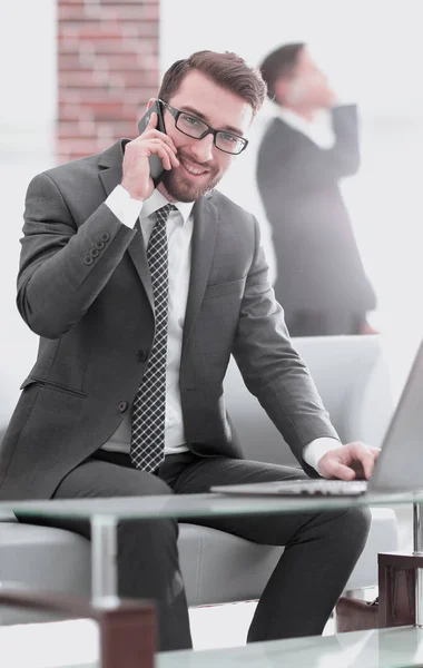 Imagen del joven empresario hablando por teléfono móvil con los clientes —  Fotos de Stock