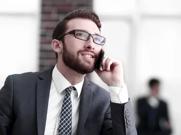 Visa av en ung attraktiv affärsman med hjälp av smartphone — Stockfoto