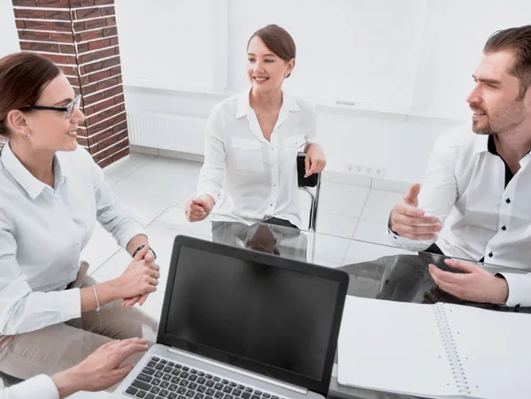 Affärsgrupp som diskuterar villkoren i det nya kontraktet — Stockfoto