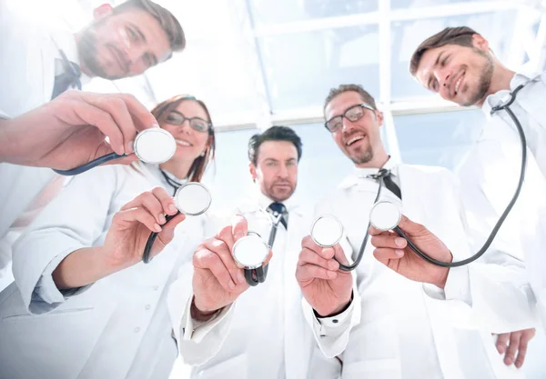 Група лікарів зібрали свої стетоскопи — стокове фото