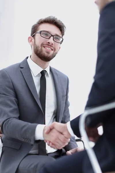 Wo fokuserade medarbetare sitter tillsammans i ett modernt kontor — Stockfoto