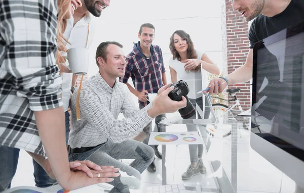 Grup fotoğrafı modern bir ofiste çalışan editörler.