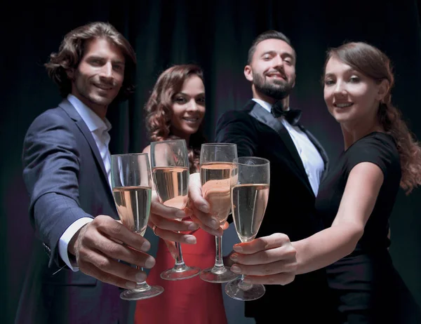 Gut gelaunte Menschen feiern Erfolg mit Champagner — Stockfoto