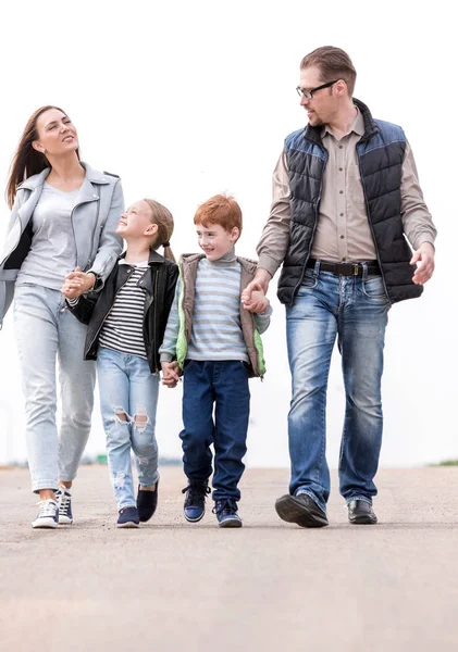 Ouders met hun kinderen samen een wandeling langs — Stockfoto