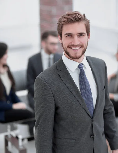 Hombre de negocios guapo trabajando en la oficina . — Foto de Stock