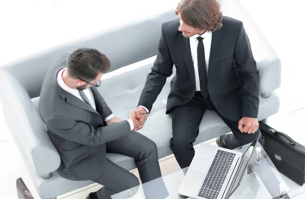 Vista desde la parte superior. apretón de manos colegas de negocios . — Foto de Stock