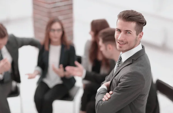 Gelukkig jonge zakenman in een zakelijke bijeenkomst — Stockfoto